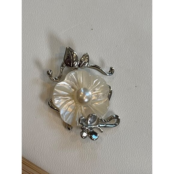 Mother Of Pearl Flower pendant With Silver Accents - Picture 6 of 8